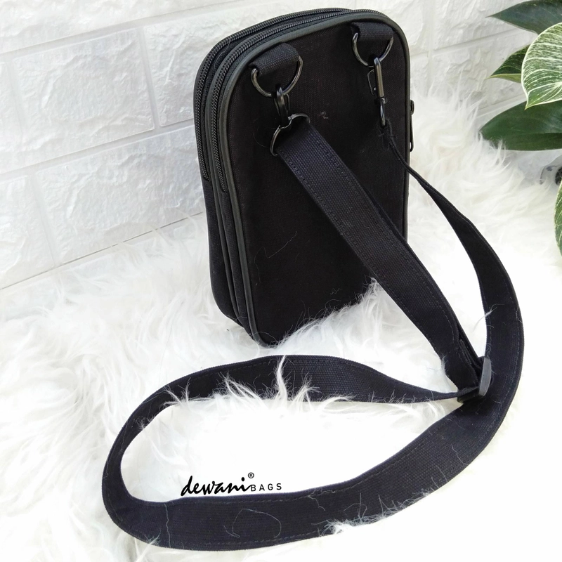 Product image Dewani - Slingbag Huruf K Tas Selempang Kecil Seri Alphabet 20 X 14 X 3cm Hitam