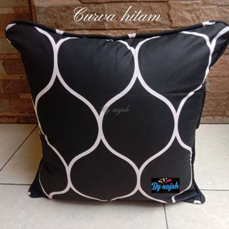 Product image By Najah Aef Sarung Bantal Curva Hitam 40x40cm