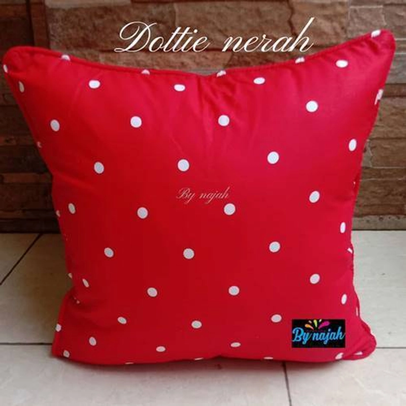 By Najah Aef Sarung Bantal Dottie Merah 40x40cm