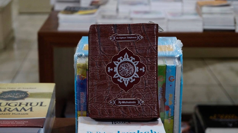 Product image Gema Insani - Al Muhaimin: Al Qur`an Terjemah 2 warna kecil RES 10.5 x 14.5 cm