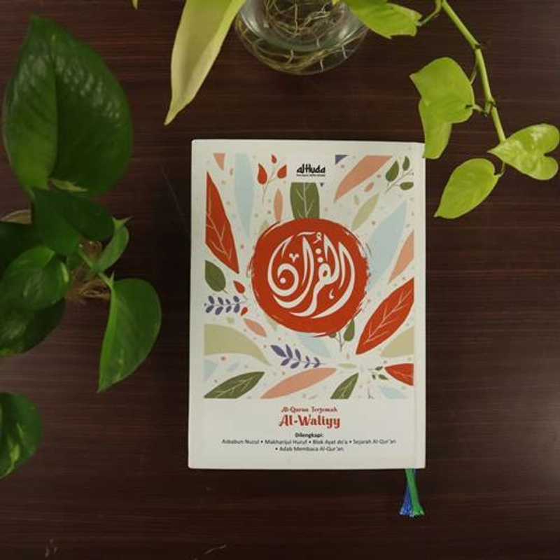 Product image Gema Insani - Al Waliyy Al Quran Terjemah HC Sampul Bunga Besar A5 Putih