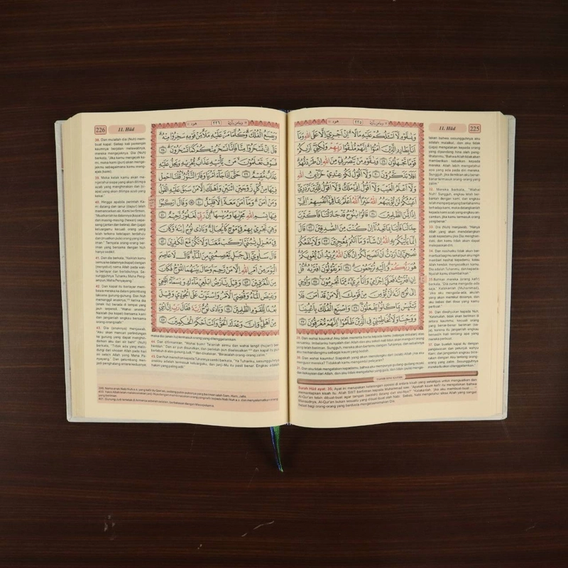 Product image Gema Insani - Al Waliyy Al Quran Terjemah HC Sampul Bunga Besar A5 Putih