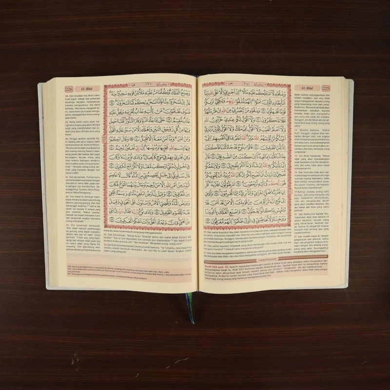 Product image Gema Insani - Gerakan Wakaf Al Waliyy Al Quran Terjemah HC Sampul Bunga Besar A5 Random