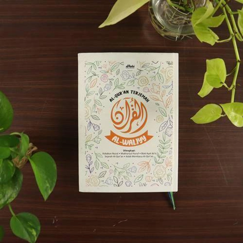 Product image Gema Insani - Gerakan Wakaf Al Waliyy Al Quran Terjemah HC Sampul Bunga Kecil A5 Random