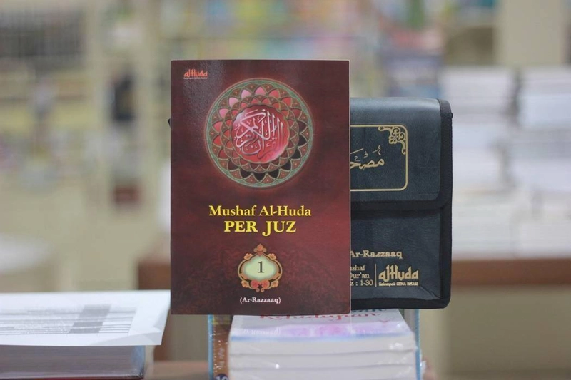 Product image Gema Insani - Gerakan Wakaf Ar Razzaq: Mushaf 2 warna Sedang Per Juz SC Random