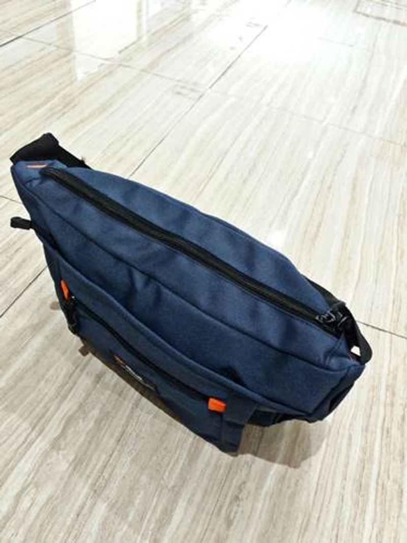 Product image Kalea Tas Slempang elbrus big 40x25x10 cm Biru
