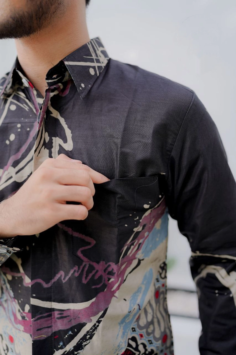 Product image Kois Batik - Kemeja Batik slimfit Sangat Keren Sekali buat kerja atau santai M Kemeja abu kombinasi