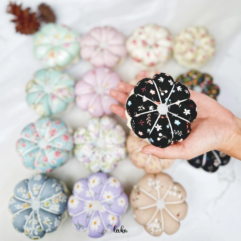 Product image Leika Hijab -PINCUSHION ROUND CANTIK / BANTALAN JARUM / BOX PENITI / WADAH JARUM / WADAH BROSS WAD 7 x 5 Cm Random ( 6 Motif )