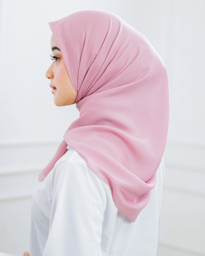 Product image byLayna Official - Kerudung Segi Empat Hijab Voal Elzha Scarf Allsize Dusty Pink