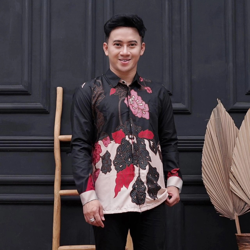 Product image Kois Batik - Batik Coupel gamis dan kemeja modern motif mawar hitam M Kemeja mawar hitam