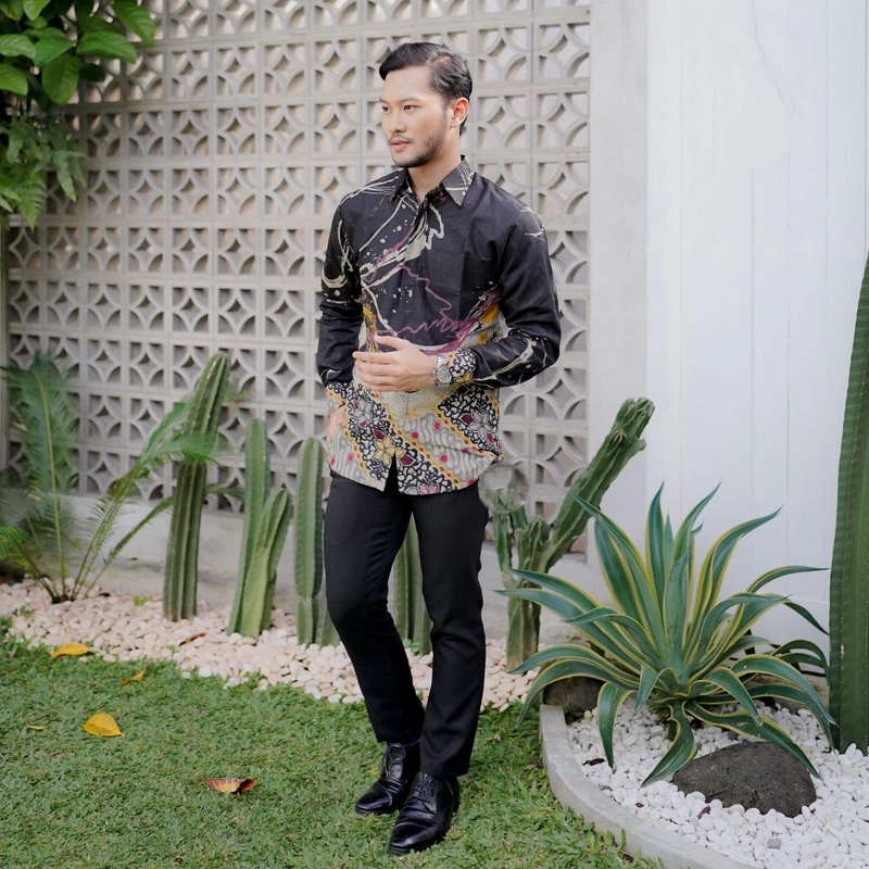 Product image Kois Batik - Kemeja Batik slimfit Sangat Keren Sekali buat kerja atau santai Xl Kemejakuningkombinsi