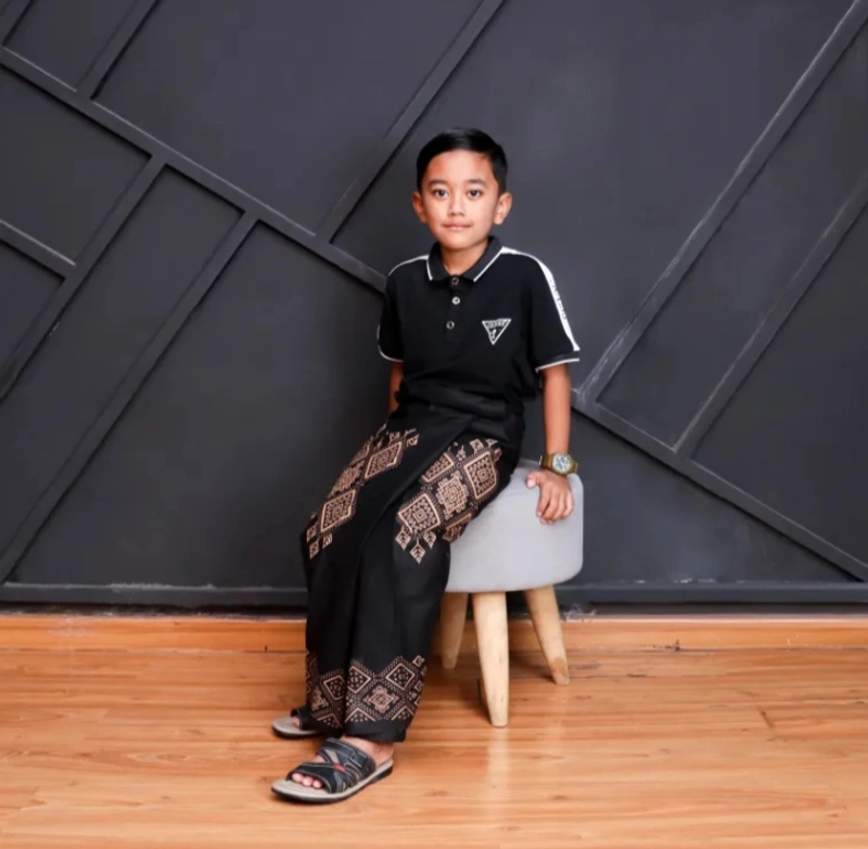 Product image Kois Batik - SARUNG ANAK BATIK USIA 3 SAMPAI 7 TAHUN MOTIF JATIKUSUMO Sarung anak paud TK Hitam jatikusumo