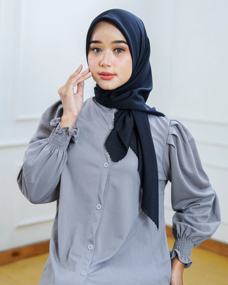 Product image byLayna Official - Kerudung Segi Empat Scarf Viola Voal Hijab Allsize Black