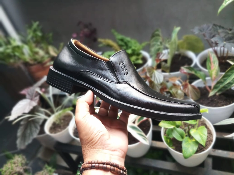 Product image RENINE ALZ 91506 Hitam Sepatu Pantofel Pria Kulit Asli 39 Hitam
