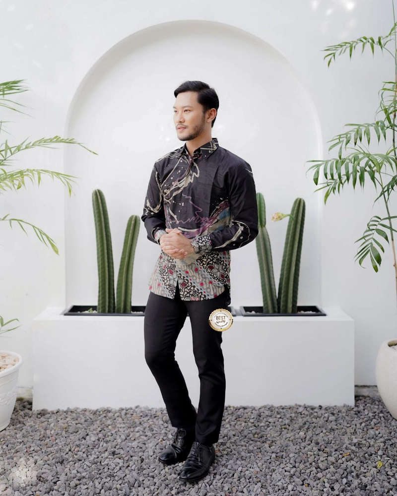 Product image Kois Batik - Kemeja Batik slimfit Sangat Keren Sekali buat kerja atau santai M Kemeja abu kombinasi