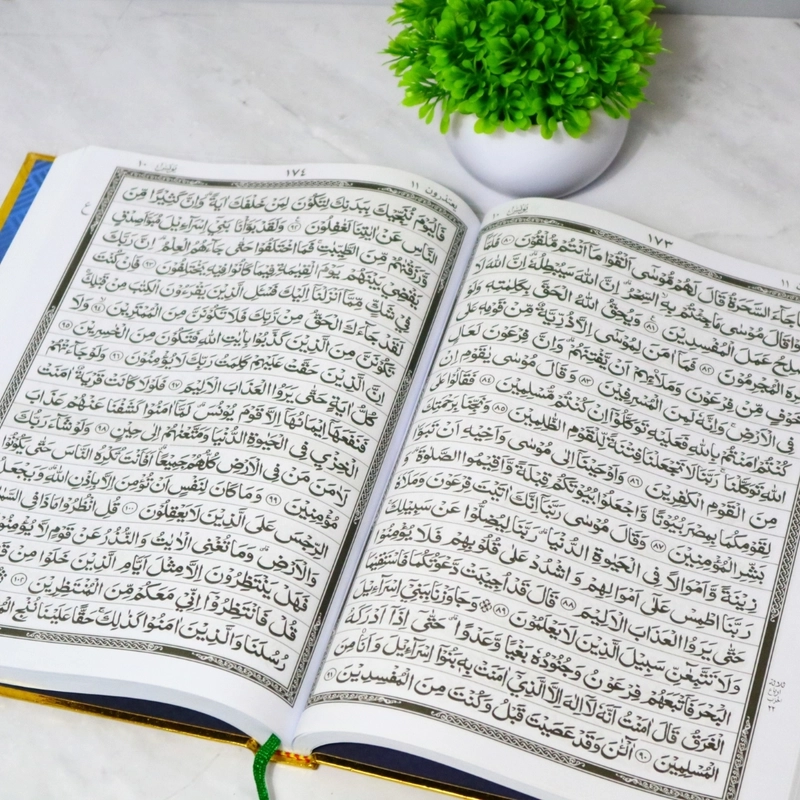 Product image Gema Risalah - Alquran Cover Emas A4 Khat Bombay Premium HVS 21x30cm Non Terjemah A4 EMAS