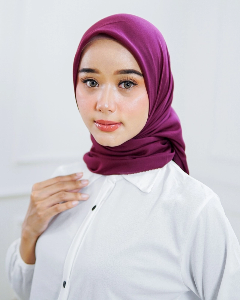 Product image byLayna Official - byLayna Official - Jilbab Segiempat Kerudung Hanin Scarf All Size Maroon