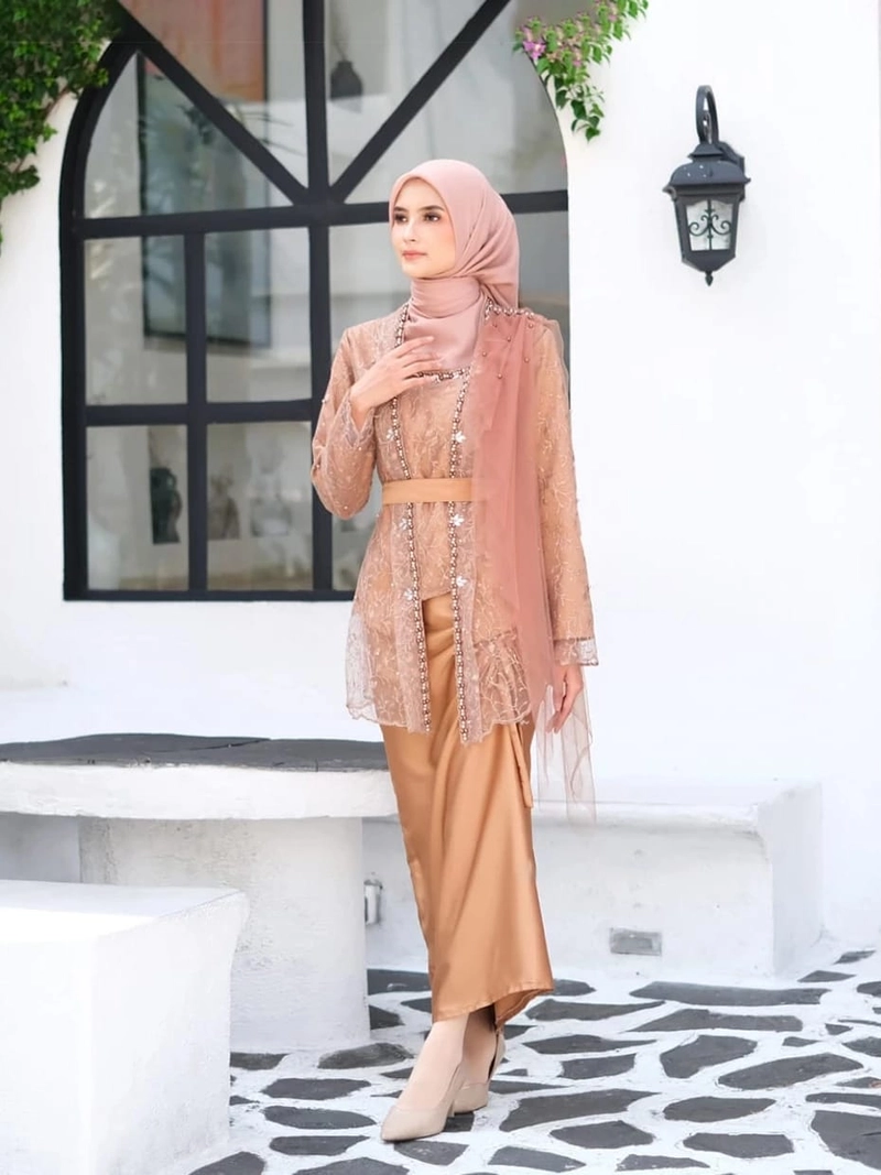 Product image COLLECTION SARJANA - Setelan Outer Panda- Furing Satin - Brokat Tille Mutiara - Brokat Tutu (Payet Mutiara) Satu Set Nude
