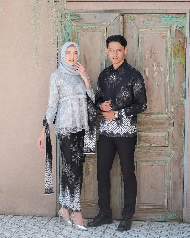 Product image COLLECTION SARJANA - KEBAYA BATIK COUPLE RIANA - ORI DAN MURAH- TUNANGAN KEMEJA M ABU