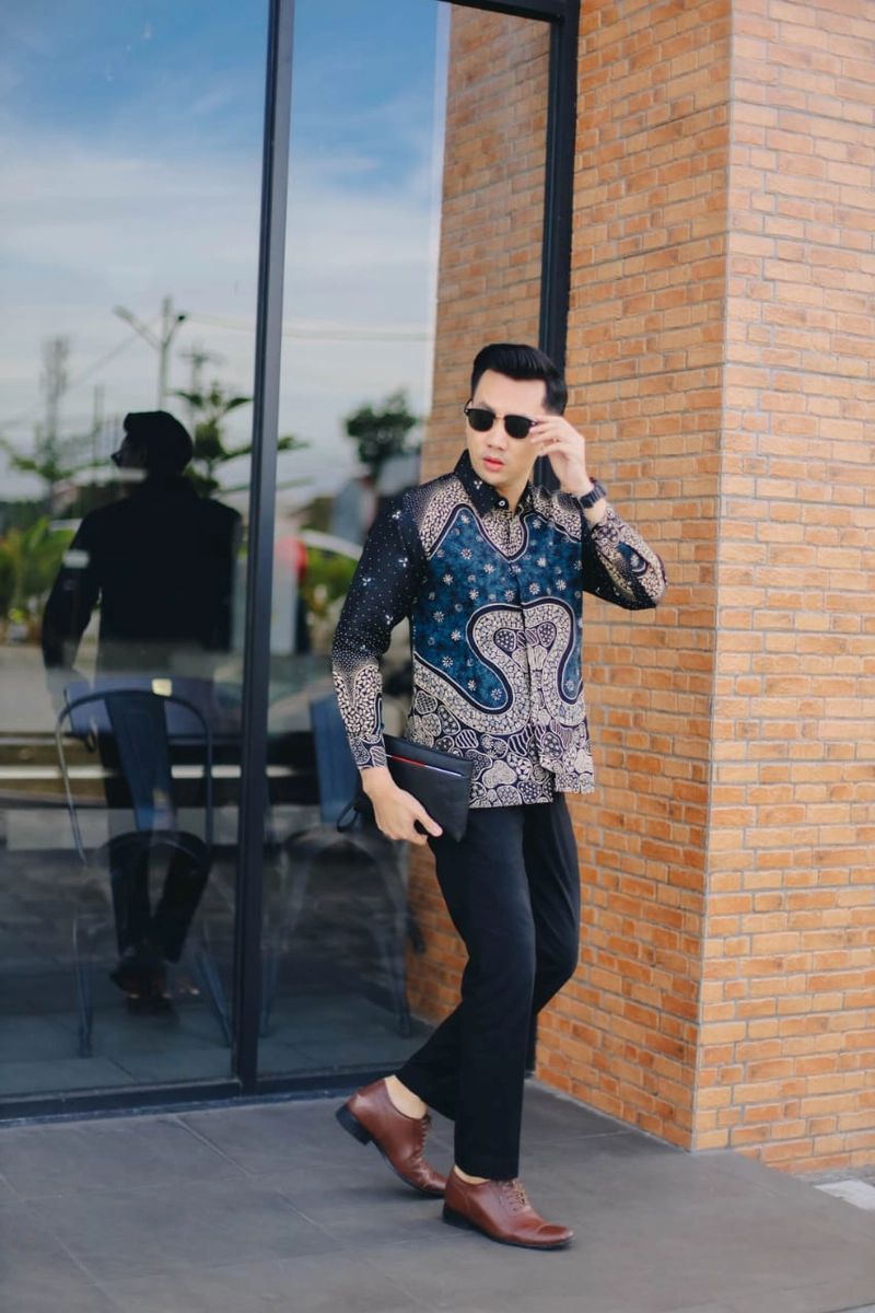 Product image COLLECTION SARJANA - KEMEJA LENGAN PANJANG- KEMEJA BATIK - ADHINATHA - FURING M ADHINATHA