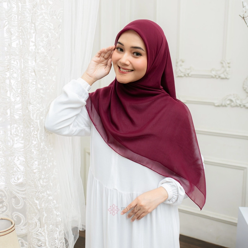 Product image Square Hijab Paris Japan Premium Chesa Hijab Segi Empat Paris Muslim Nyaman Lembut Hijab Basic Standar Burgundy