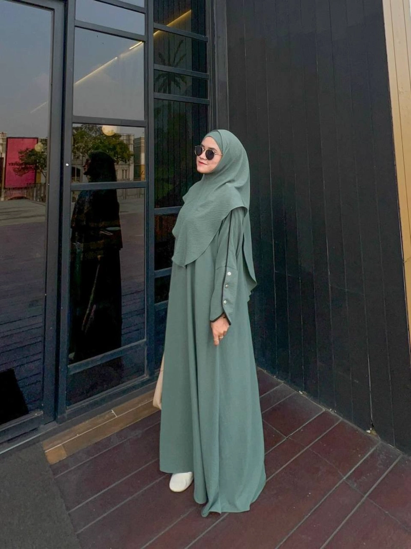 Product image Khisna collection - Abaya Umami set hijab nutup dada akses kancing dilengan bestseller Allsize Green
