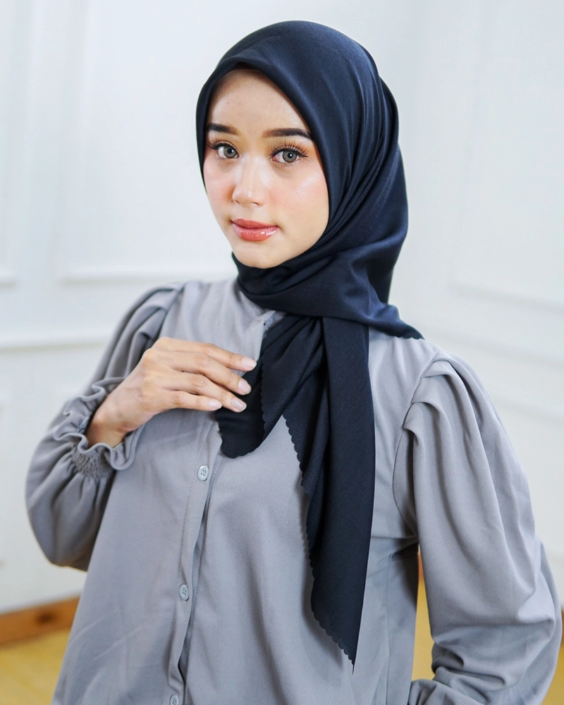 Product image byLayna Official - Kerudung Segi Empat Scarf Viola Voal Hijab Allsize Black