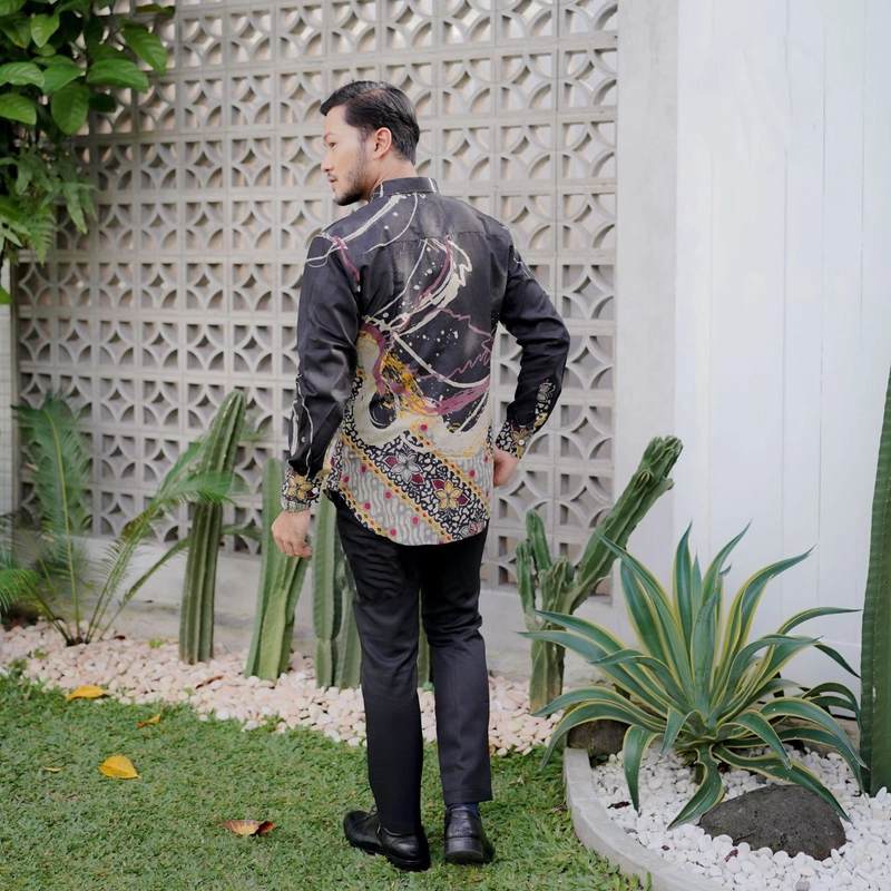 Product image Kois Batik - Kemeja Batik slimfit Sangat Keren Sekali buat kerja atau santai Xl Kemejakuningkombinsi