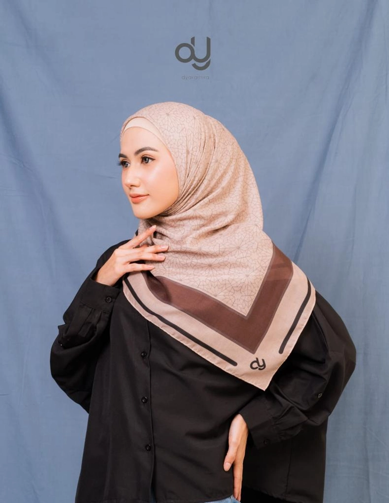 Product image Makkah 1 Series Scarf Kerudung Segi Empat allsize Cream
