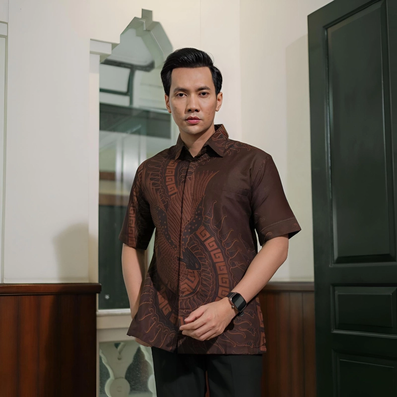 Product image Kois Batik - Batik Pria Modern Mahogany Warna Viral Kemeja Motif gardu M Hem gardu