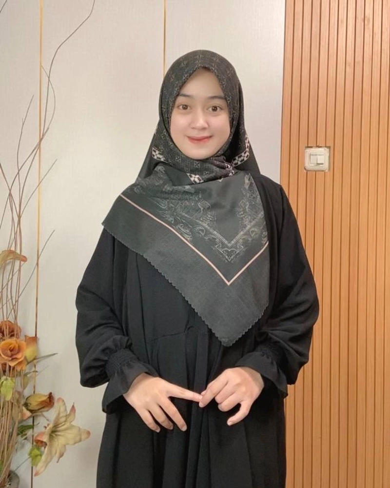 Product image Milyarda Hijab Official - DISKON 10K Segiempat Motif Holly Lane STANDAR ( HARDBOX ) BLACK