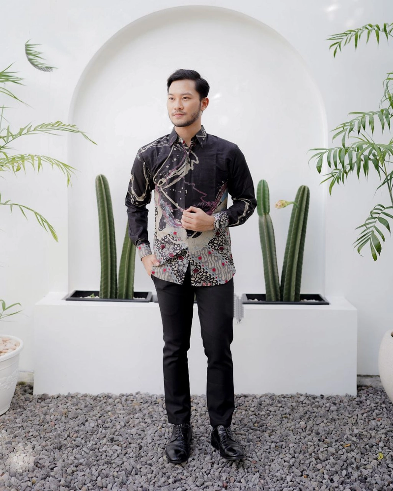 Product image Kois Batik - Kemeja Batik slimfit Sangat Keren Sekali buat kerja atau santai M Kemeja abu kombinasi