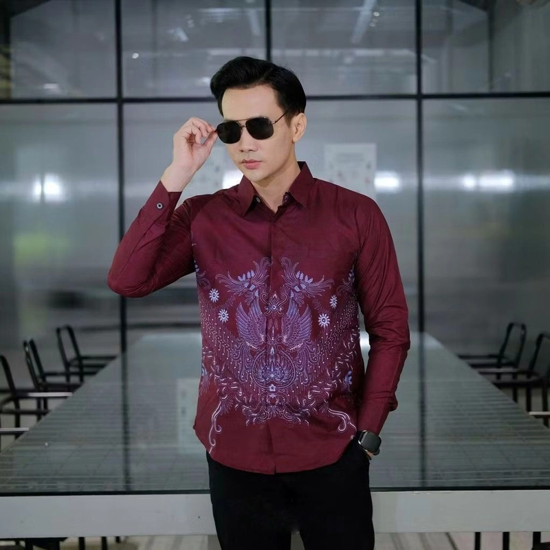 Product image Batik Alfin - Kemejan Batik pria dewasa Lengan panjang motif Liris modern terbaru nyaman di pakai M Kemejan liris marun