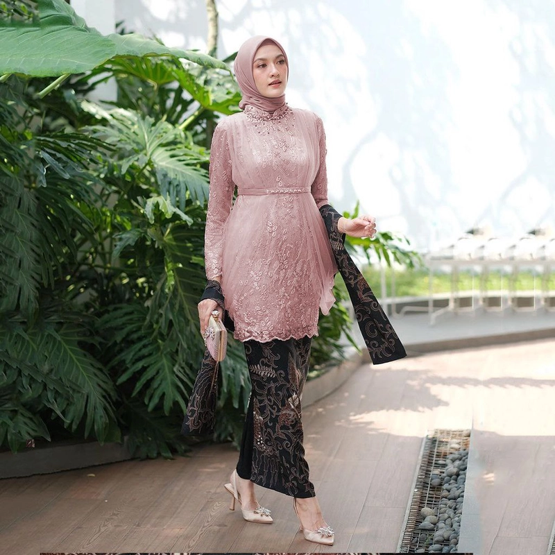 Product image COLLECTION SARJANA - Kebaya Couple Original - Brokat Tille Mutiara - Katun Premium - lalita ROK+SELENDANG ROSE