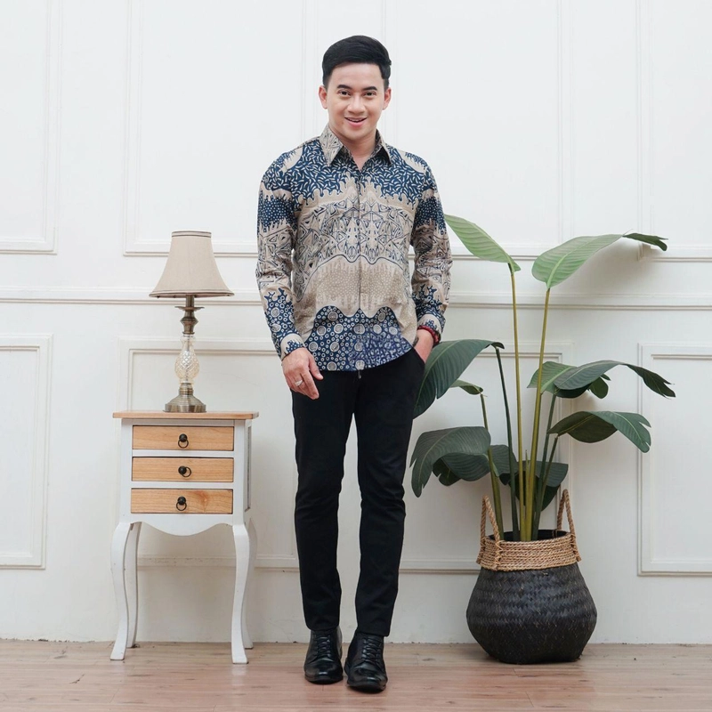 Product image Kois Batik - Batik Gamis Coupel Kemeja Kekinian Terbaru Lembut Nyaman Dipakai Motif piramit navy M Kemeja piramid navy