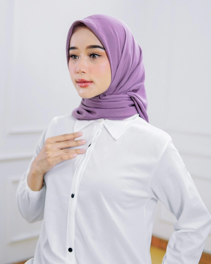 Product image byLayna Official - Kerudung Segi Empat Hijab Shaniya Scarf Allsize Purple