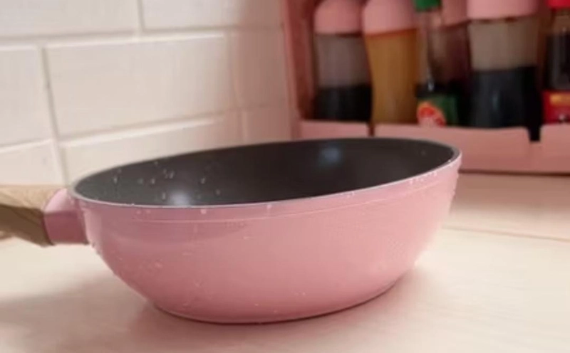 Product image Rizki Electronics - Cypruz Pink Ceramic Fry Wok 28 cm pink
