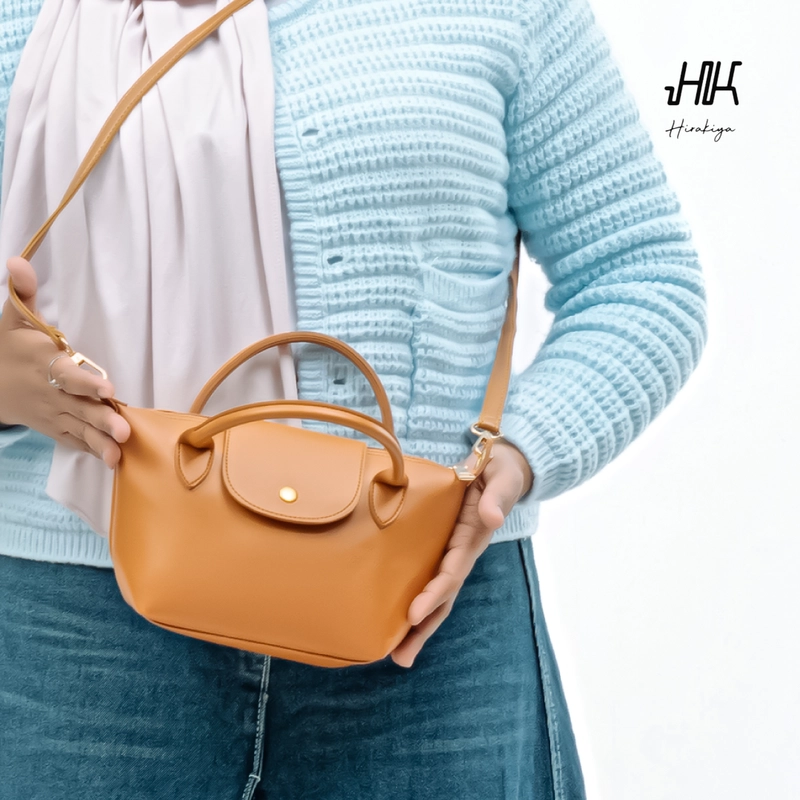 Product image Hirakiya - Mirai Small Bag Tas Selempang Wanita 2in1 Free Goodie Bag Sling Bag Leather Premium Emira 16 x 7,5 x 13 cm Beige Brown PZ