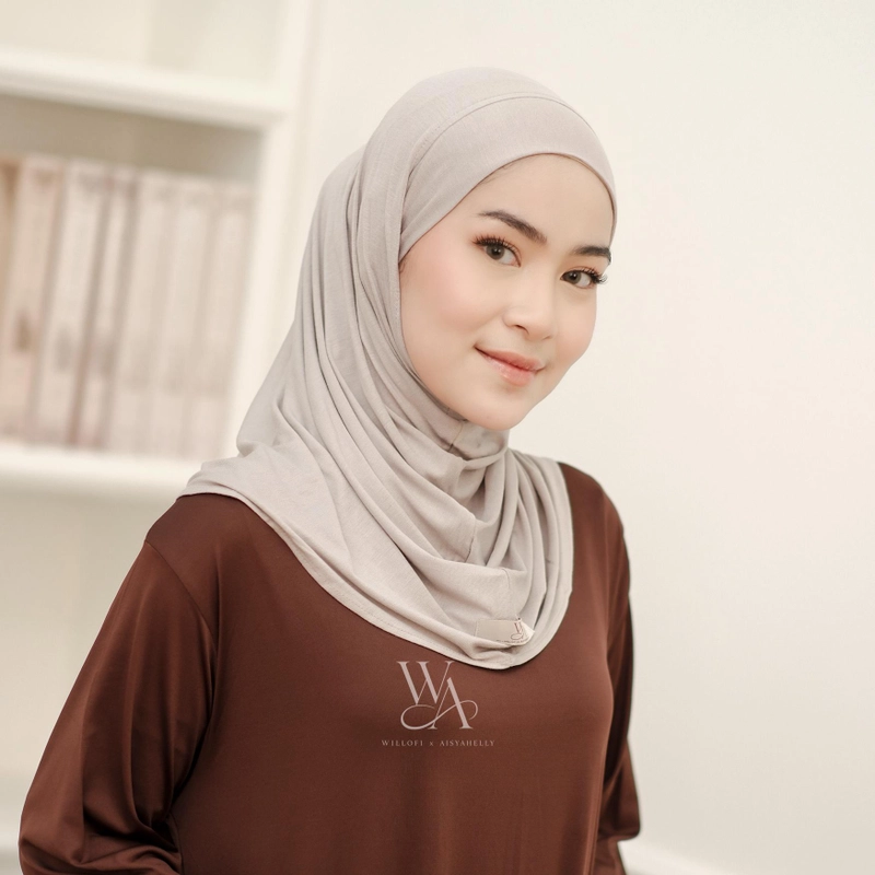 Product image Sakura Baru - Sakura Baru X Willofi x Aisyahellyy - Hijab Visya Bergo Instan Tali Bandana Rayon Size S T All Size Light Grey