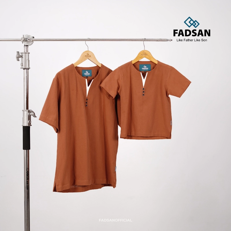 Product image FADSAN - Kemeja Polos Couple Ayah dan Anak Laki-Laki V-Neck Warna Teracotta - Vee Series SIZE BAYI NO. 1 VEE TERACOTTA