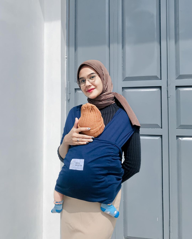 Product image Geos Bycetta Gendongan Bayi Depan Instan 2 in 1 Bahan Kaos Anti Melar Dengan Sabuk atau Sashbelt XL Navy