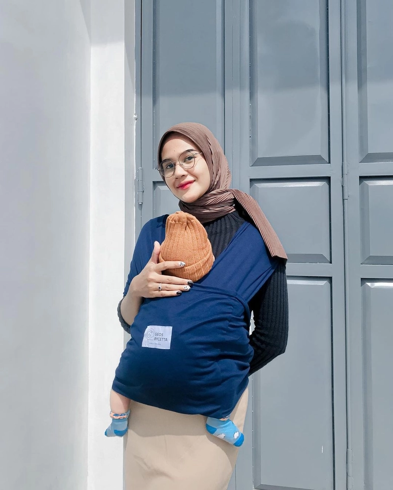 Product image Geos Bycetta Gendongan Bayi Depan Instan 2 in 1 Bahan Kaos Anti Melar Dengan Sabuk atau Sashbelt XL Navy