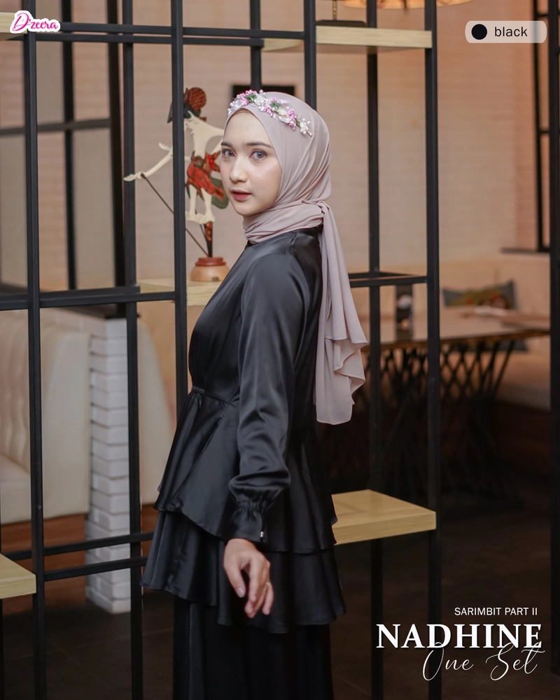 Product image Dzeera - NADHINE ONE SET / blouese dan skirt allure silk premium S BLACK
