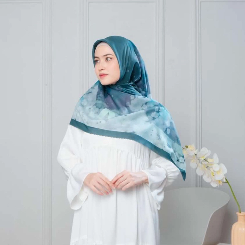 Product image Dyaramira - Vinca Scarf Kerudung Segi Empat allsize Pine