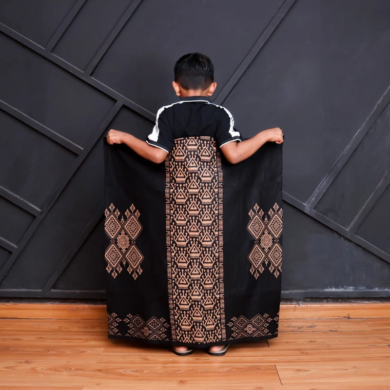 Product image Kois Batik - SARUNG ANAK BATIK USIA 3 SAMPAI 7 TAHUN MOTIF JATIKUSUMO Sarung anak paud TK Hitam jatikusumo