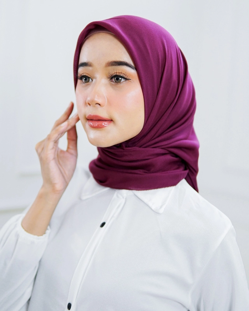 Product image byLayna Official - byLayna Official - Jilbab Segiempat Kerudung Hanin Scarf All Size Maroon