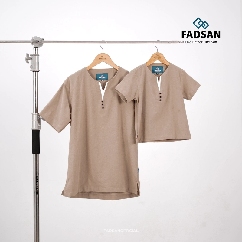 Product image FADSAN - Kemeja Polos Lengan Pendek V-Neck Ayah dan Anak Laki-Laki Warna Sand - Vee Series SIZE BAYI NO.1 VEE SAND