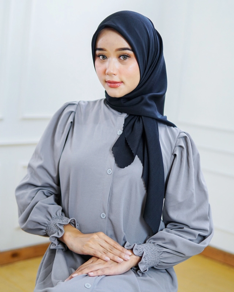 Product image byLayna Official - Kerudung Segi Empat Scarf Viola Voal Hijab Allsize Black