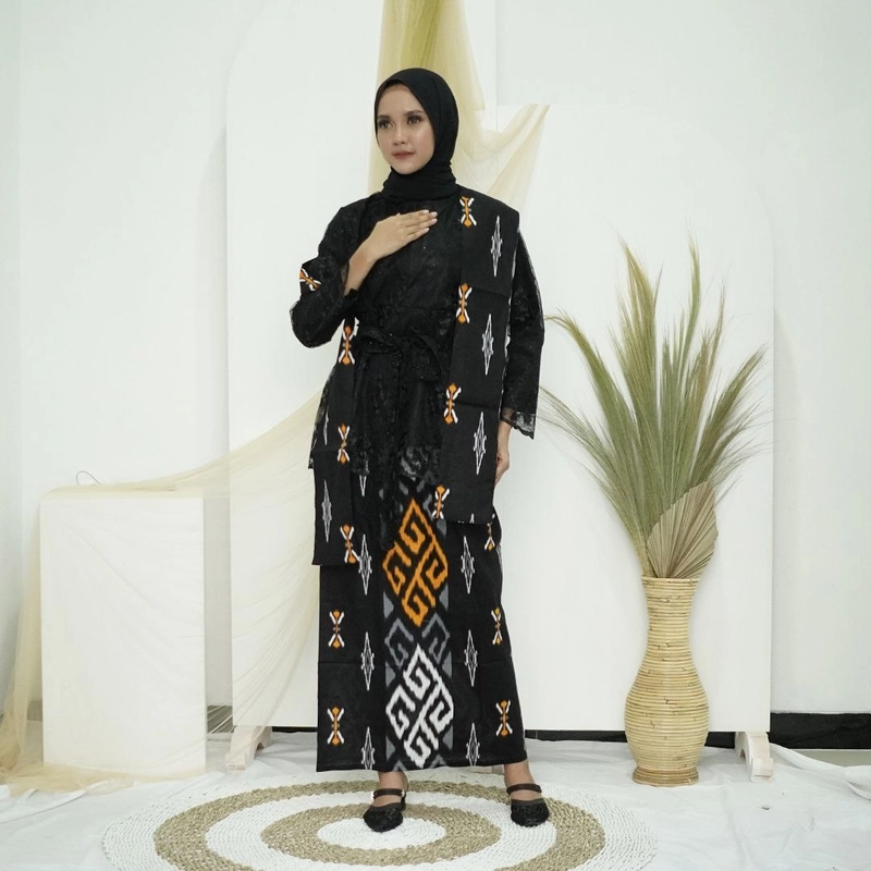 Product image COLLECTION SARJANA - Kebaya Batik Couple Naumi Batik Couple Sarimbit Terbaru - Brokat Tille Mutiara Kemeja M Naumi