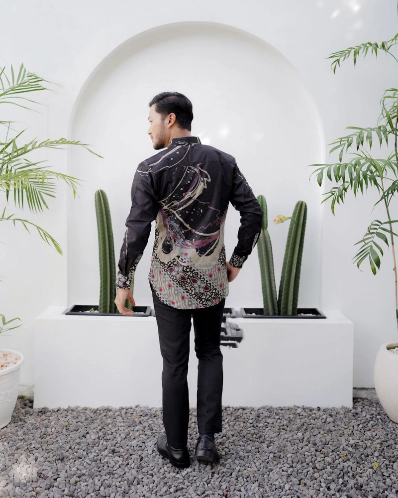 Product image Kois Batik - Kemeja Batik slimfit Sangat Keren Sekali buat kerja atau santai M Kemeja abu kombinasi